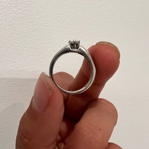 18 K white gold diamond ring size 6